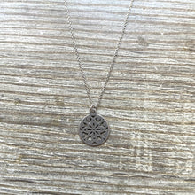 Charger l&#39;image dans la galerie, Collier Petite médaille argent massif modèle unique