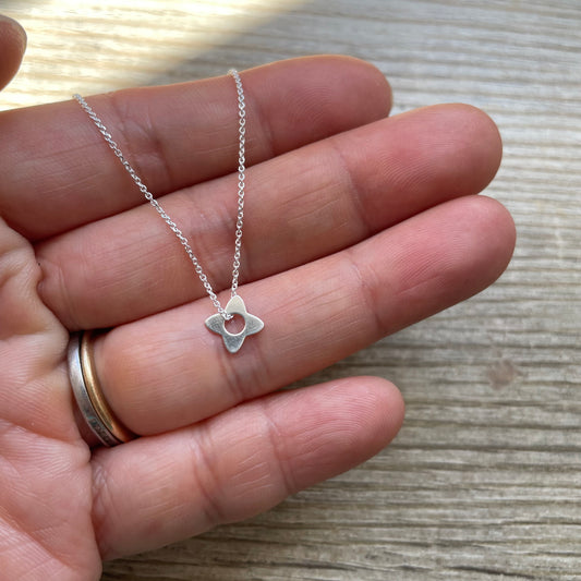 Collier fleur ajourée vide-atelier