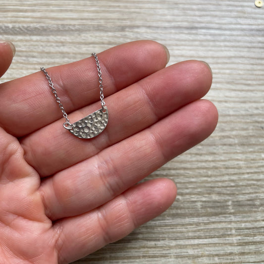 Collier demi-lune martelée vide-atelier