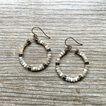 Charger l&#39;image dans la galerie, Boucles d’oreilles Jane Nacre beige Hématite plaqué or