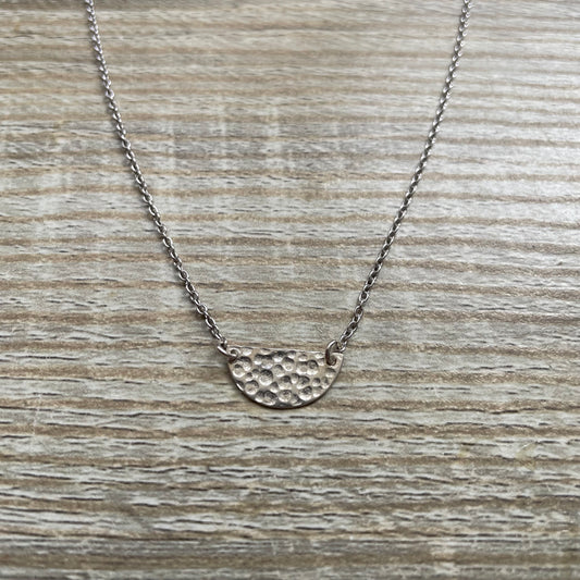 Collier demi-lune martelée vide-atelier
