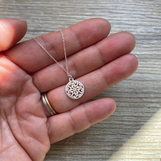 Collier médaille ajourée vide-atelier