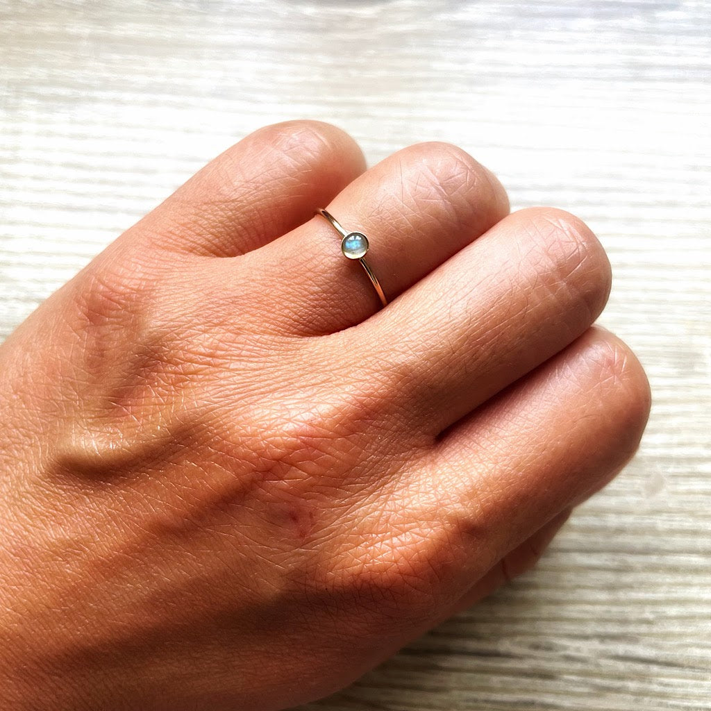 Bague fine empilable en pierre naturelle Lou