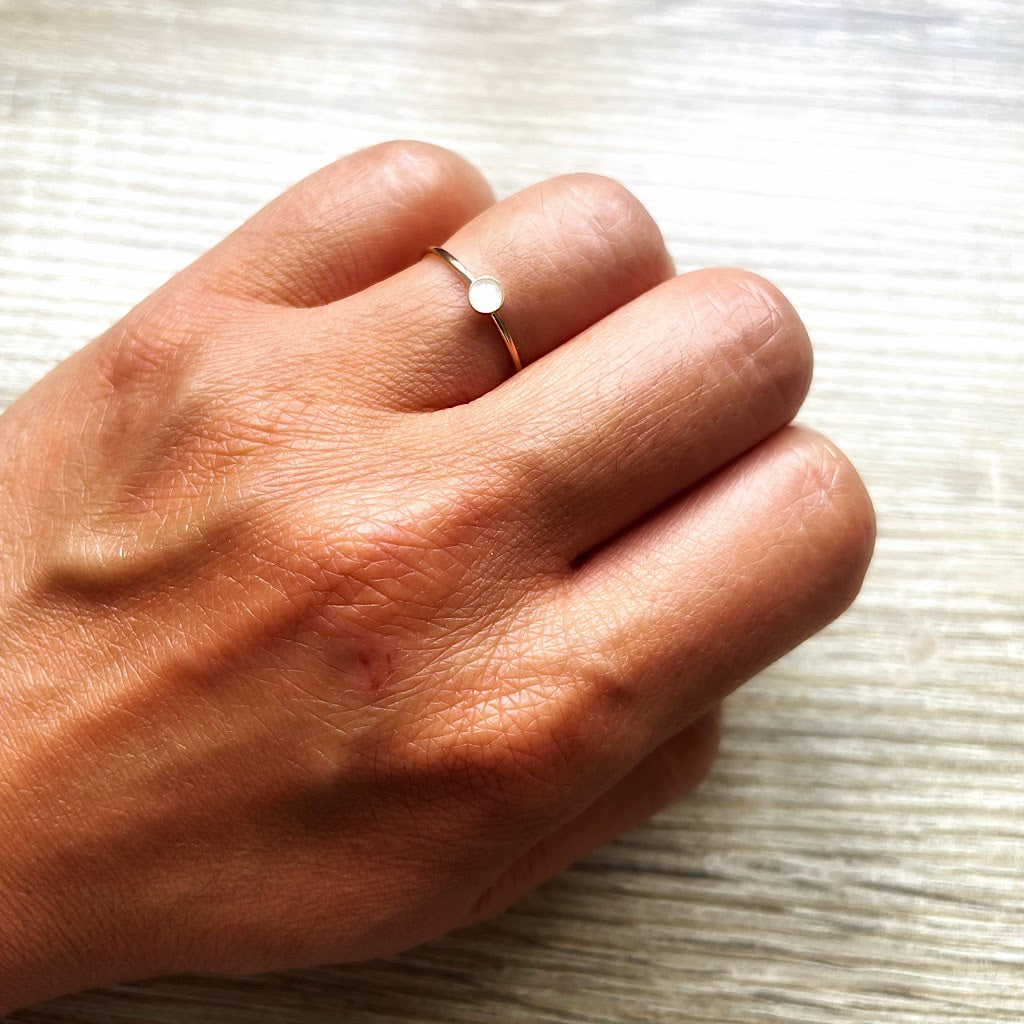 Bague fine empilable en pierre naturelle Lou