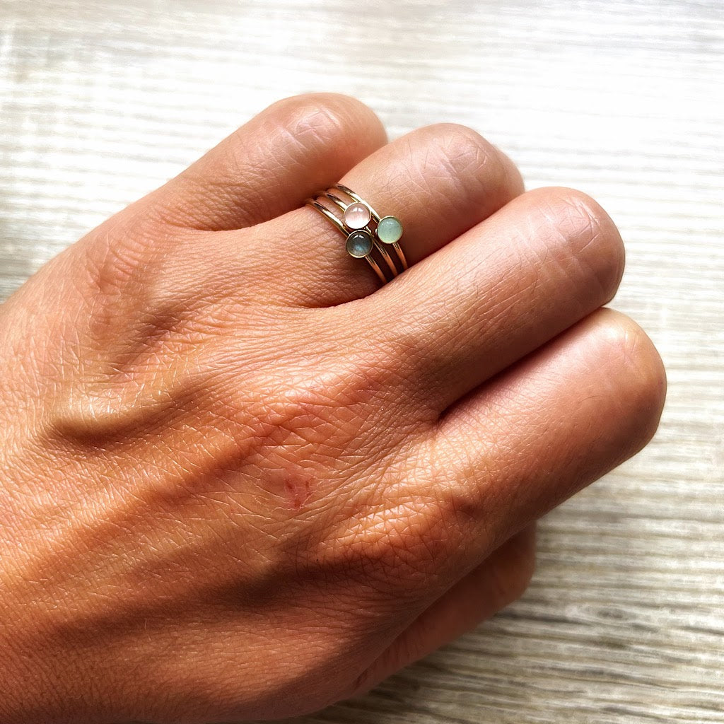 Bague fine empilable en pierre naturelle Lou