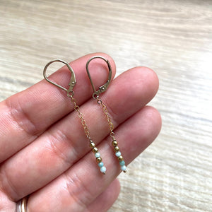 boucles-oeilles-chaine-amazonite-plaque-or-main