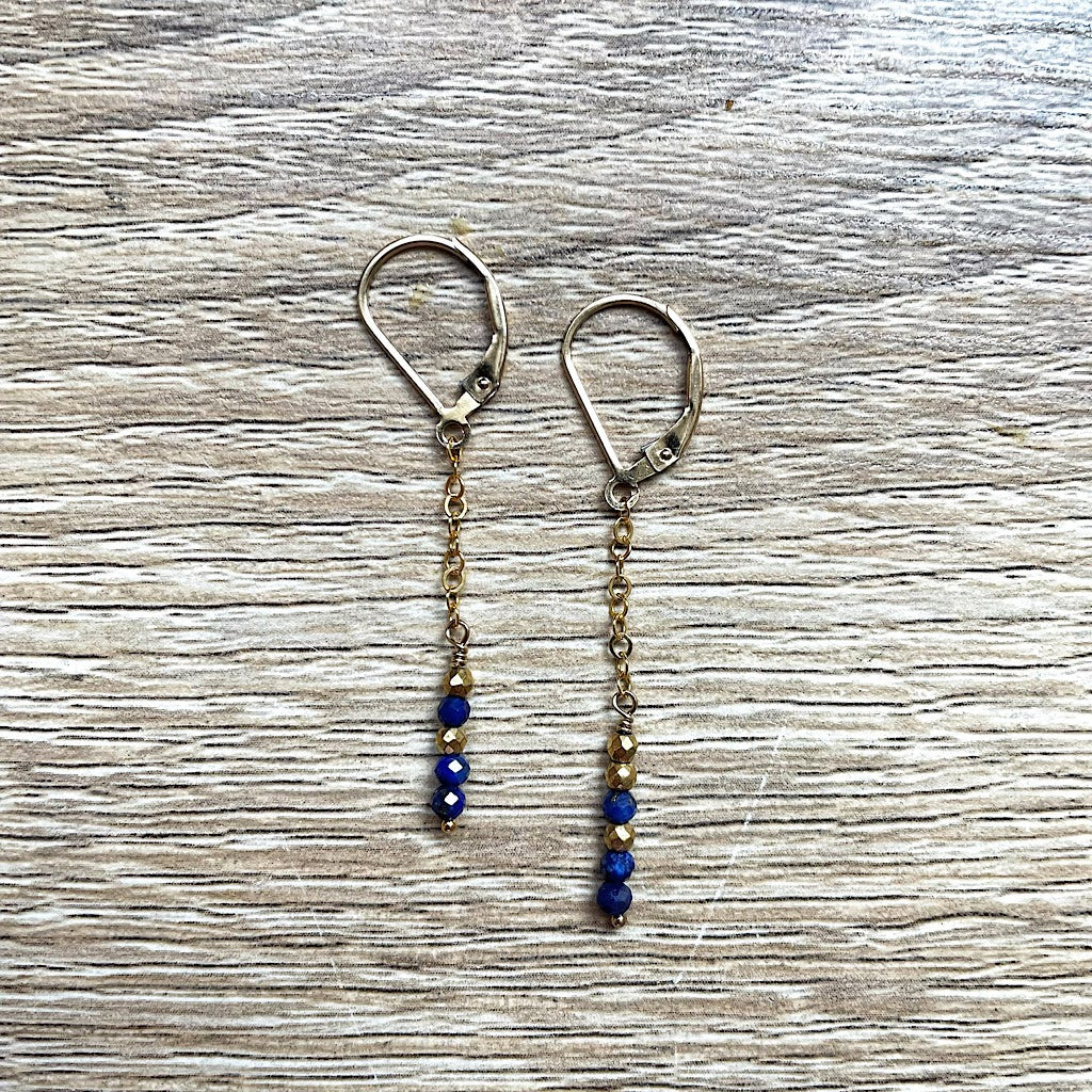 boucles-oeilles-chaine-lapis-lazuli-plaque-or