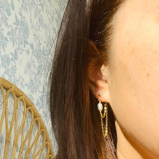 Boucles d'oreilles chaînette et perles blanches