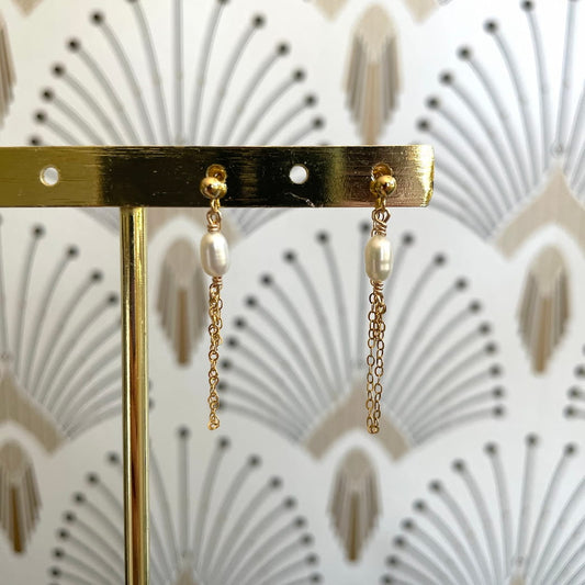 Boucles d'oreilles chaînette et perles blanches