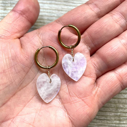 Boucles d'oreilles cœur en Pierre de Lune main
