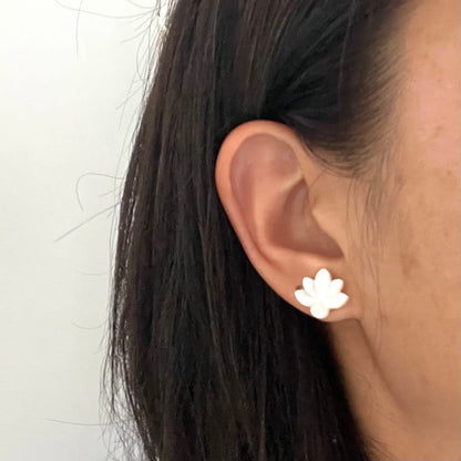 Puces d'oreilles fleur de lotus nacre