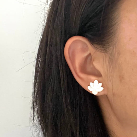 Puces d'oreilles fleur de lotus nacre