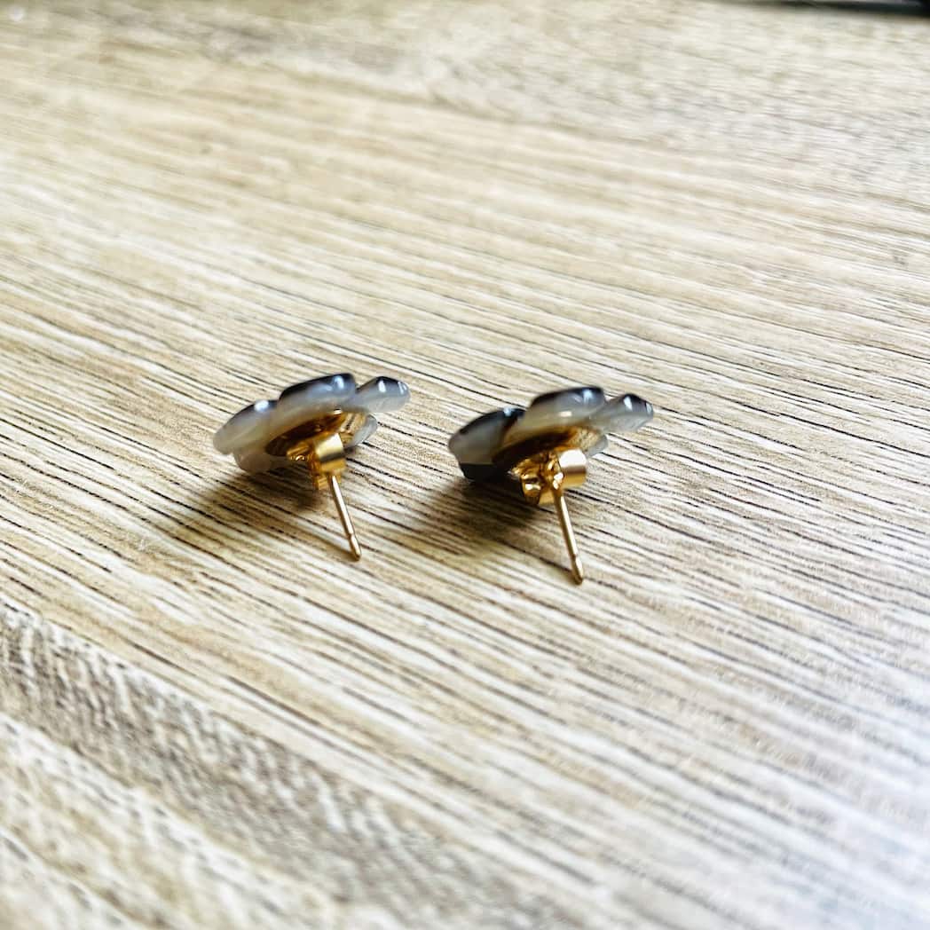 Boucles d'oreilles fleur en nacre noire arrière