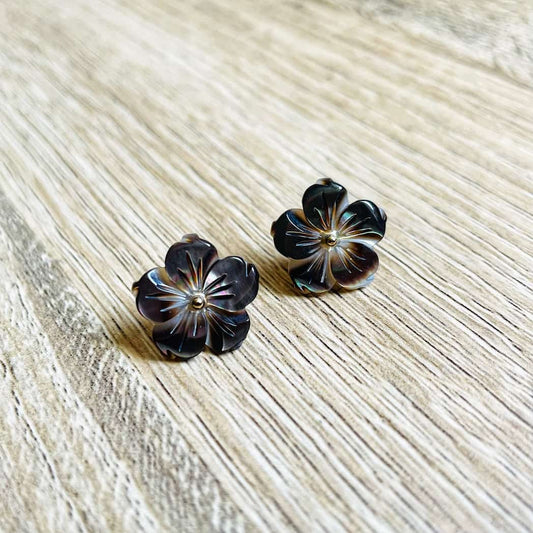 Boucles d'oreilles fleur en nacre noire