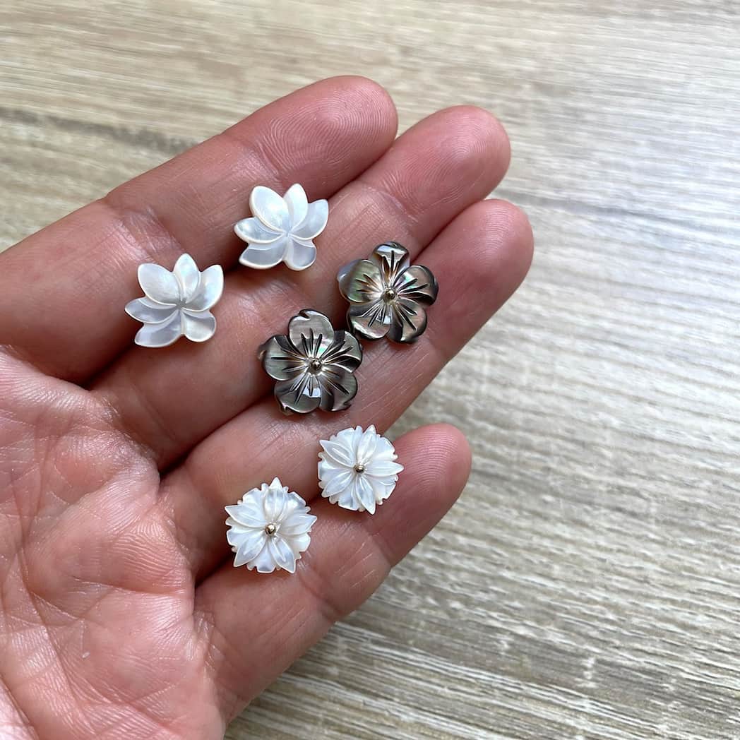 Boucles d'oreilles fleurs en nacre