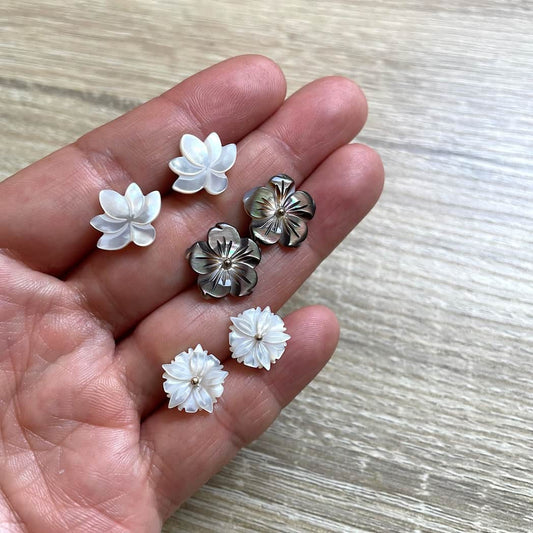 Boucles d'oreilles fleurs en nacre