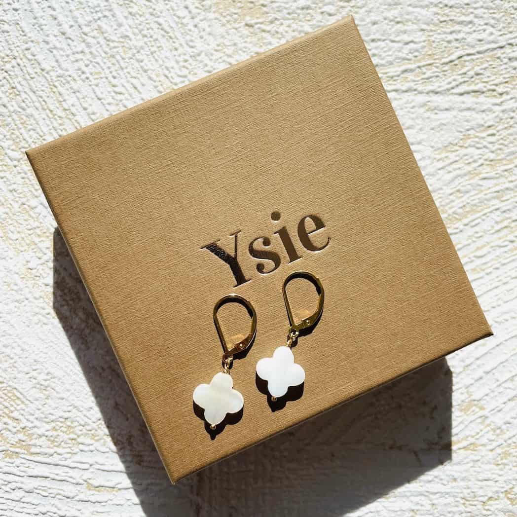 Boucles d'oreilles trèfle en nacre blanche