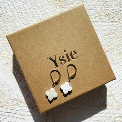 Boucles d'oreilles trèfle en nacre blanche