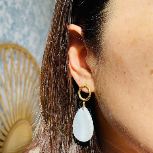 Boucles d'oreilles grandes gouttes en nacre blanche