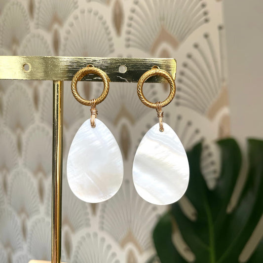 Boucles d'oreilles grandes gouttes en nacre blanche