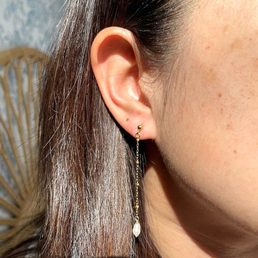 Boucles d'oreilles chaîne pendante et perle blanche
