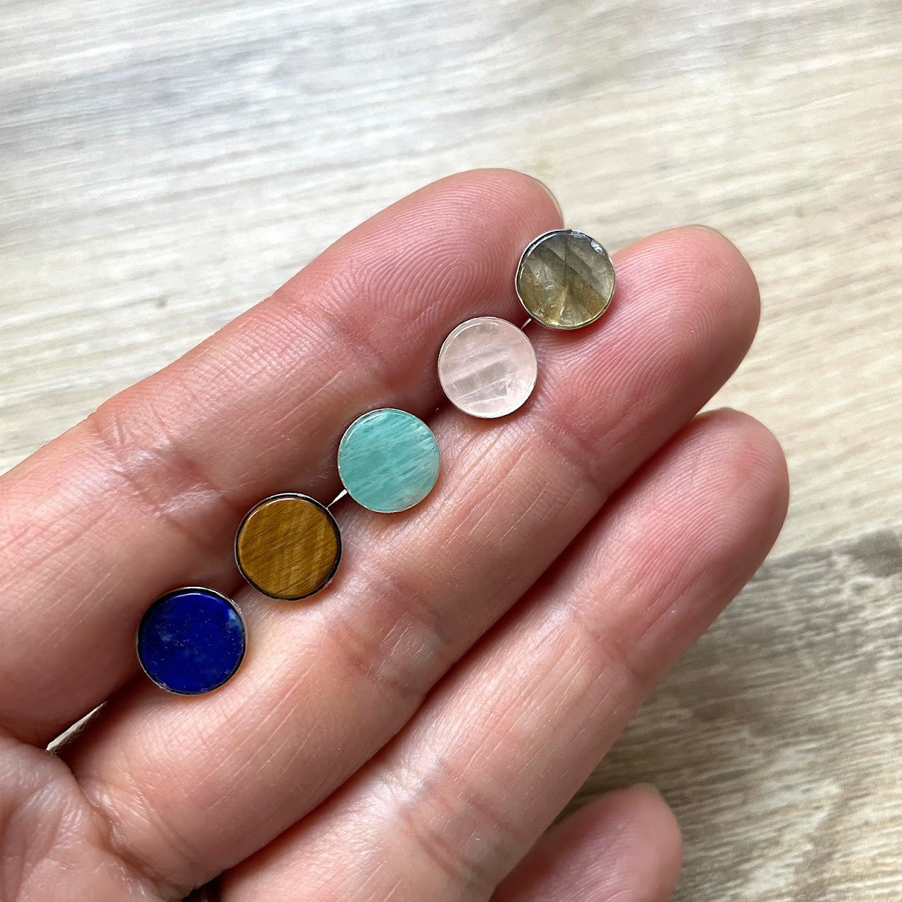 Boucles d'oreilles puces en pierres naturelles