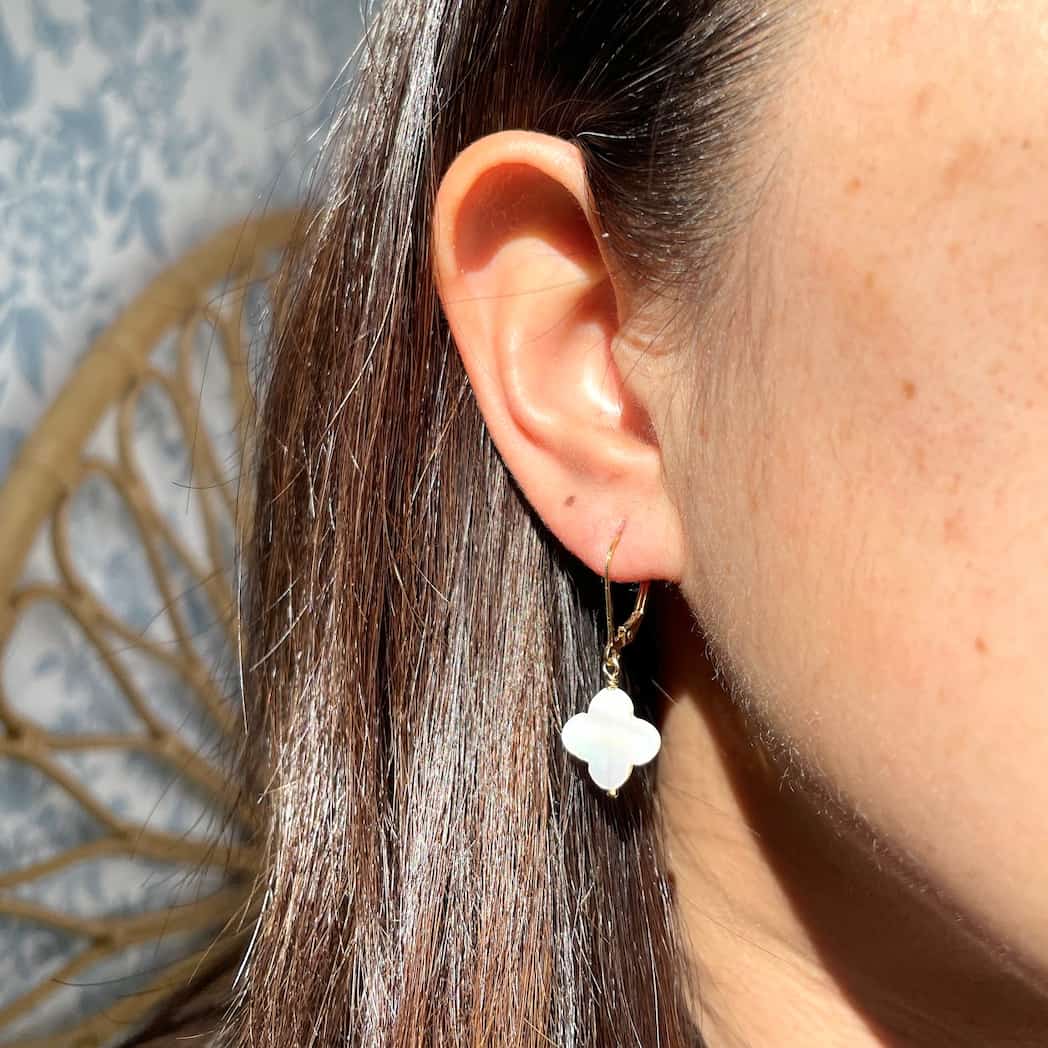 Boucles d'oreilles trèfle en nacre blanche
