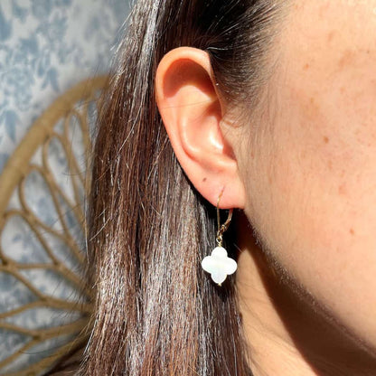 Boucles d'oreilles trèfle en nacre blanche