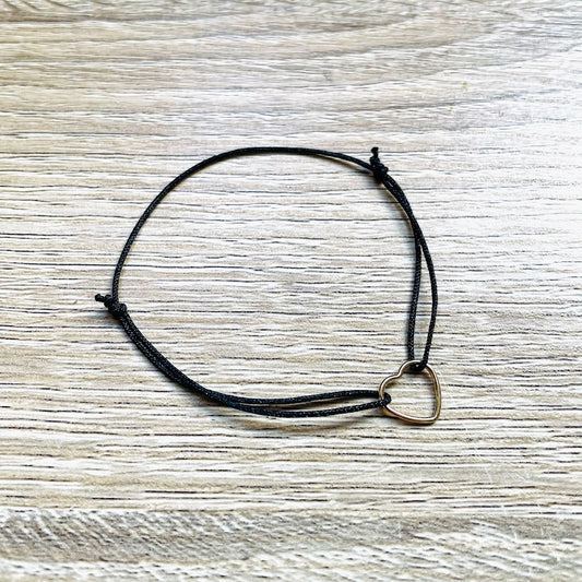     bracelet-cœur-noir-plaque-or
