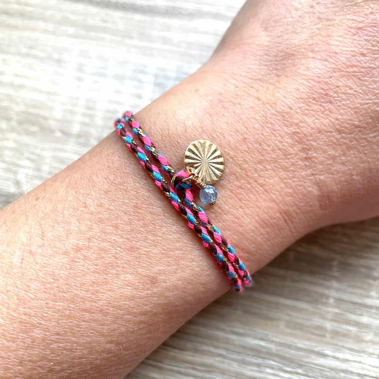 Bracelet pierre de naissance multicolore au poignet