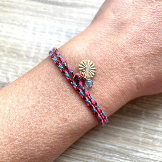 Bracelet pierre de naissance multicolore au poignet