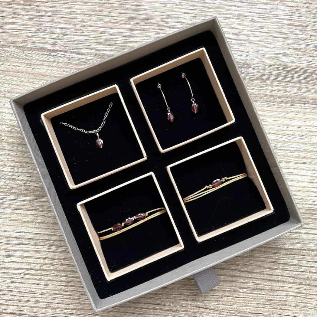 Coffret cadeau parure de 4 bijoux en Grenat