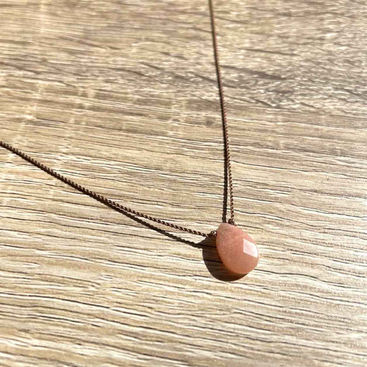 Collier Pierre de Soleil goutte cordon zoom