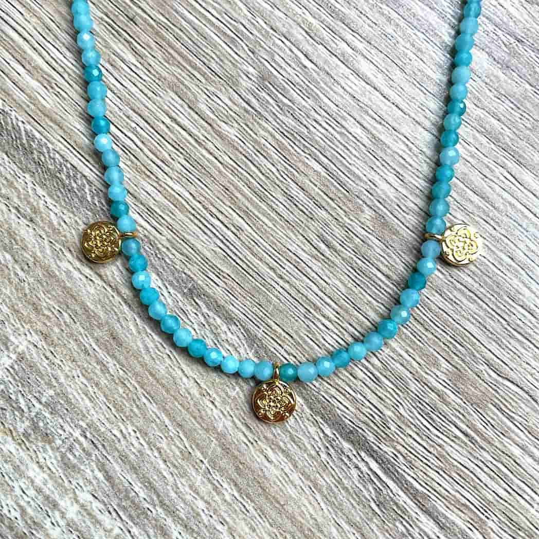 Collier en Amazonite et médailles dorées