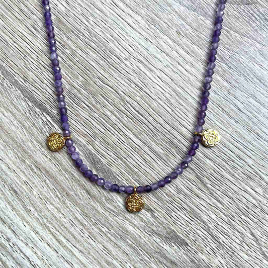 Collier en Améthyste et petites médailles dorées