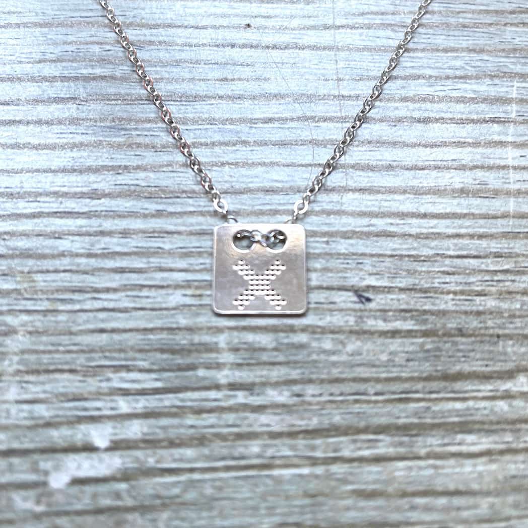 Collier avec un pendentif pixel croix en argent massif