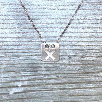 Collier avec un pendentif pixel croix en argent massif