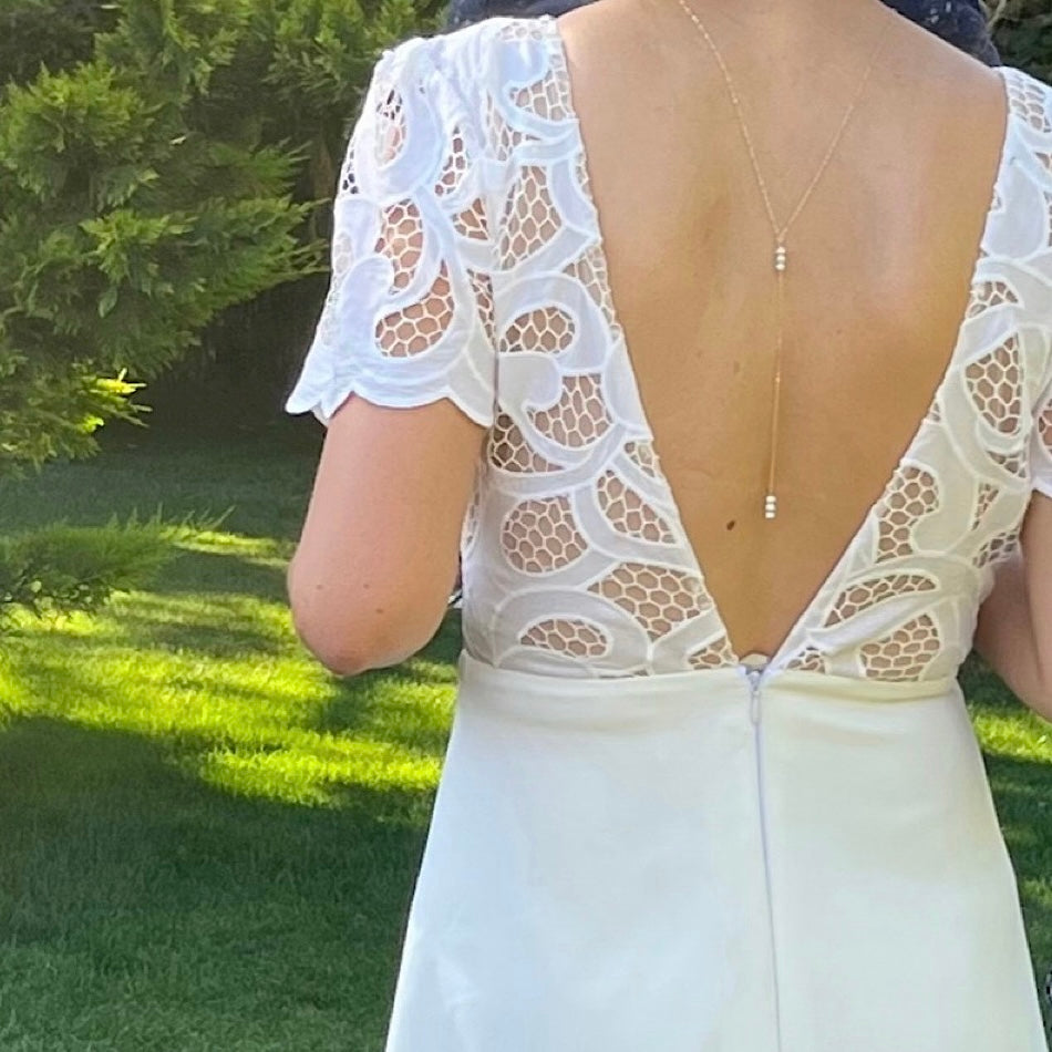 collier-dos-mariage-perles-porte