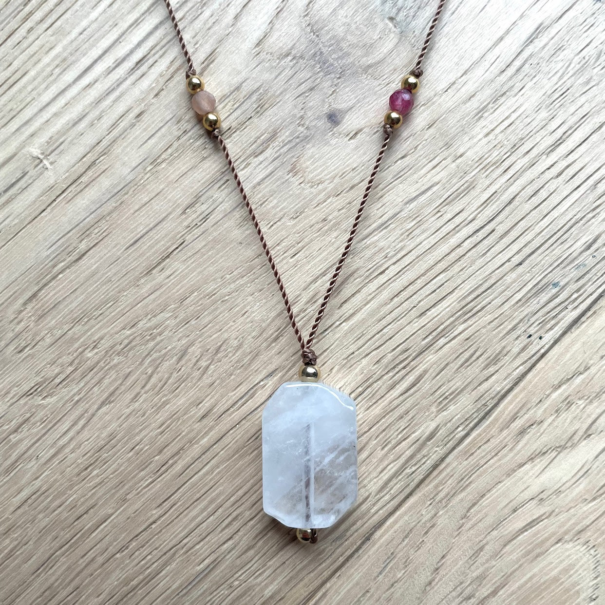 collier-epanouissement-cristal-roche-pierre-soleil-quartz-fraise-karma-face
