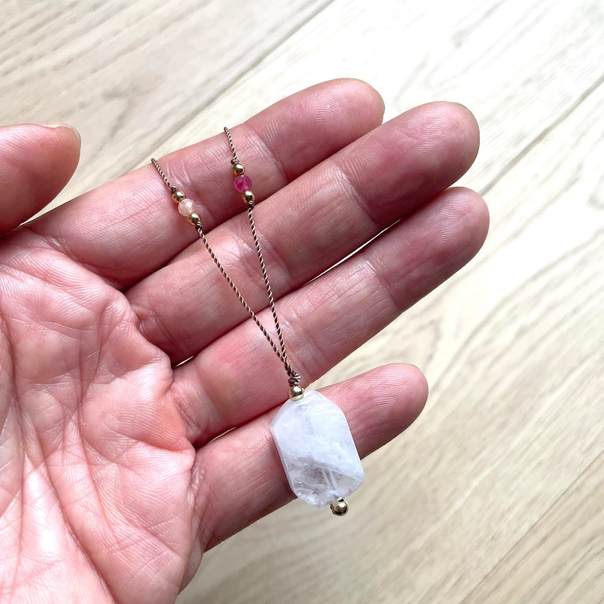 ollier-epanouissement-cristal-roche-pierre-soleil-quartz-fraise-karma-main