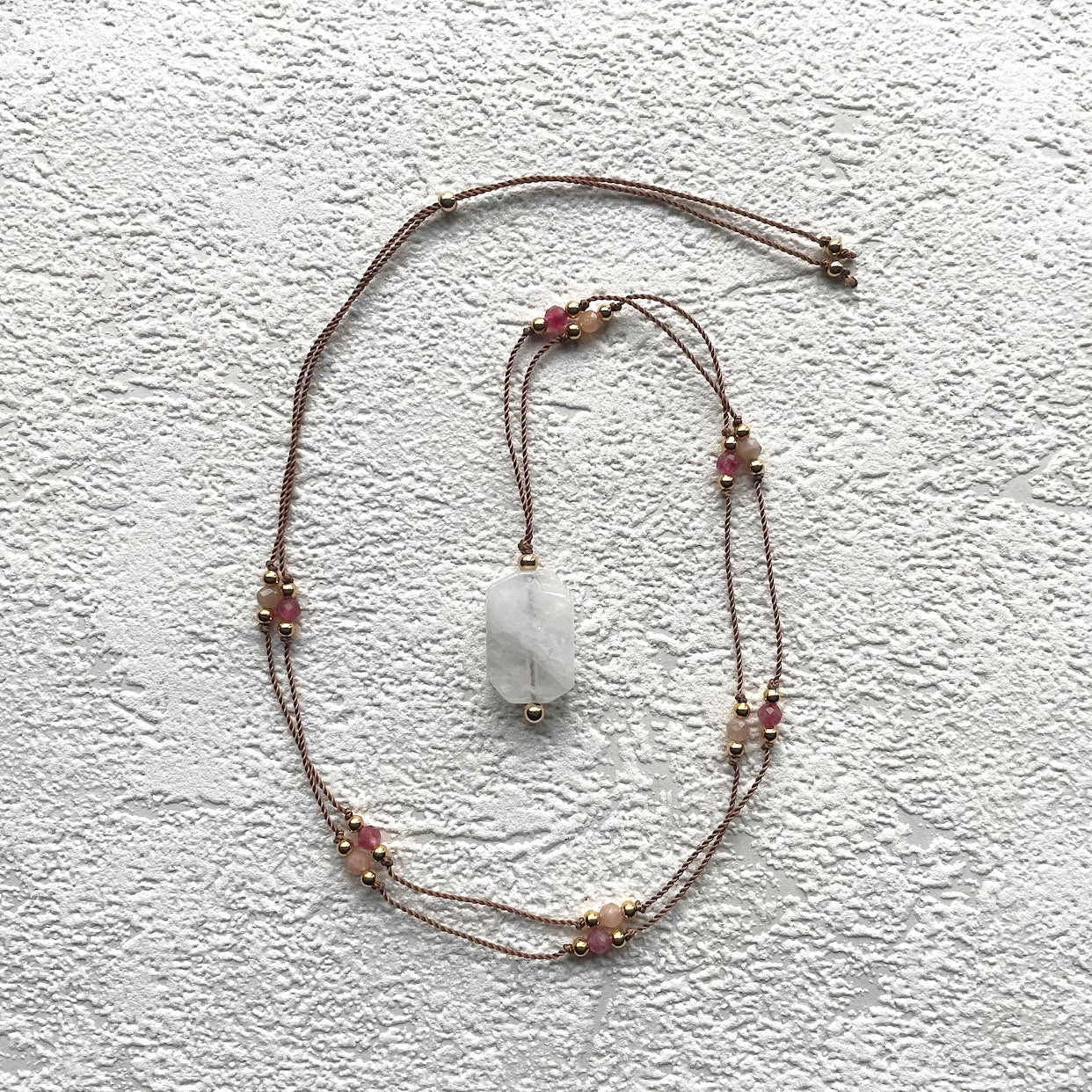 collier-epanouissement-cristal-roche-pierre-soleil-quartz-fraise-karma