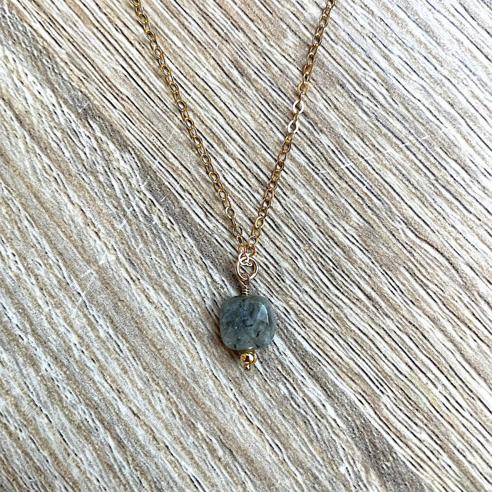 collier-fin-labradorite-plaque-or-carre