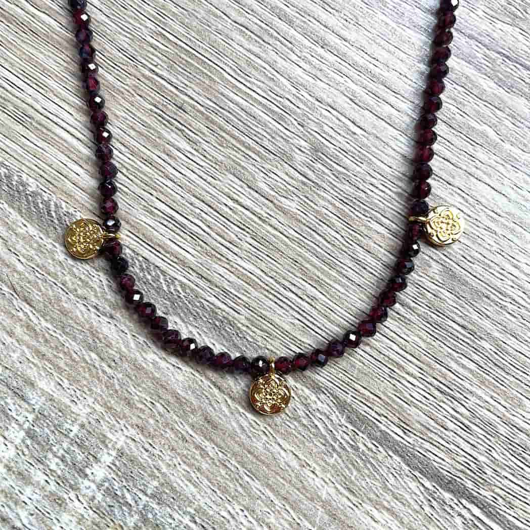 Collier en Grenat et médailles dorées