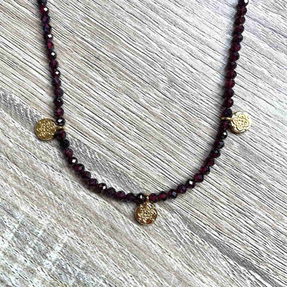 Collier en Grenat et médailles dorées