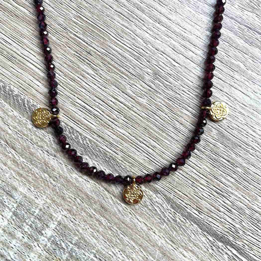 Collier en Grenat et médailles dorées