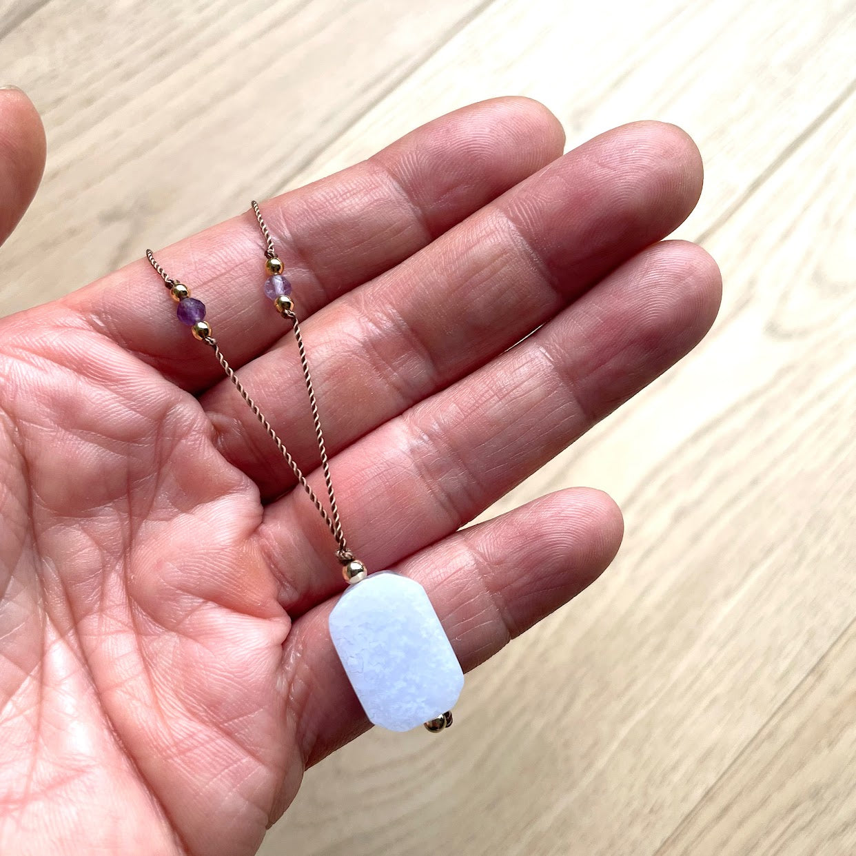 collier-harmonie-aigue-marine-amethyste-karma-main