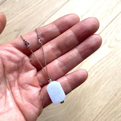 collier-harmonie-aigue-marine-amethyste-karma-main