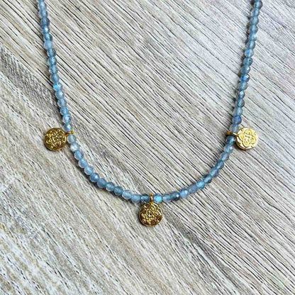 Collier perles en pierres naturelles médailles Céleste