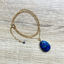 Charger l&#39;image dans la galerie, collier-lapis-lazuli-bleu-plaque-or-entier