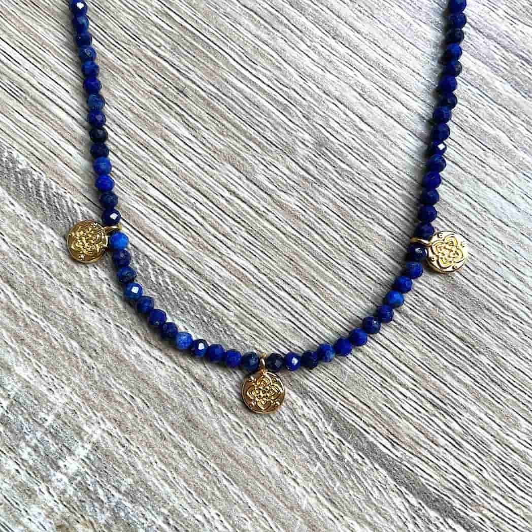 Collier en Lapis Lazuli et médailles dorées